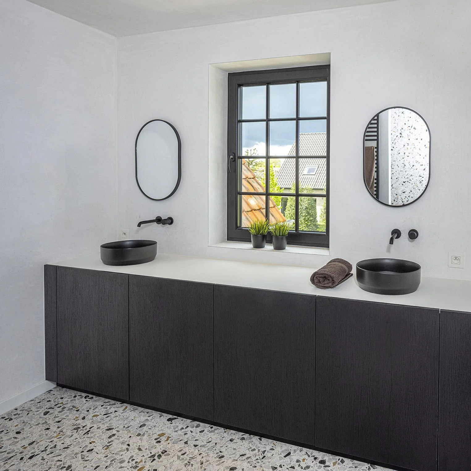 Minimalistisch badkamer meubel op maat met opzet wasbakken