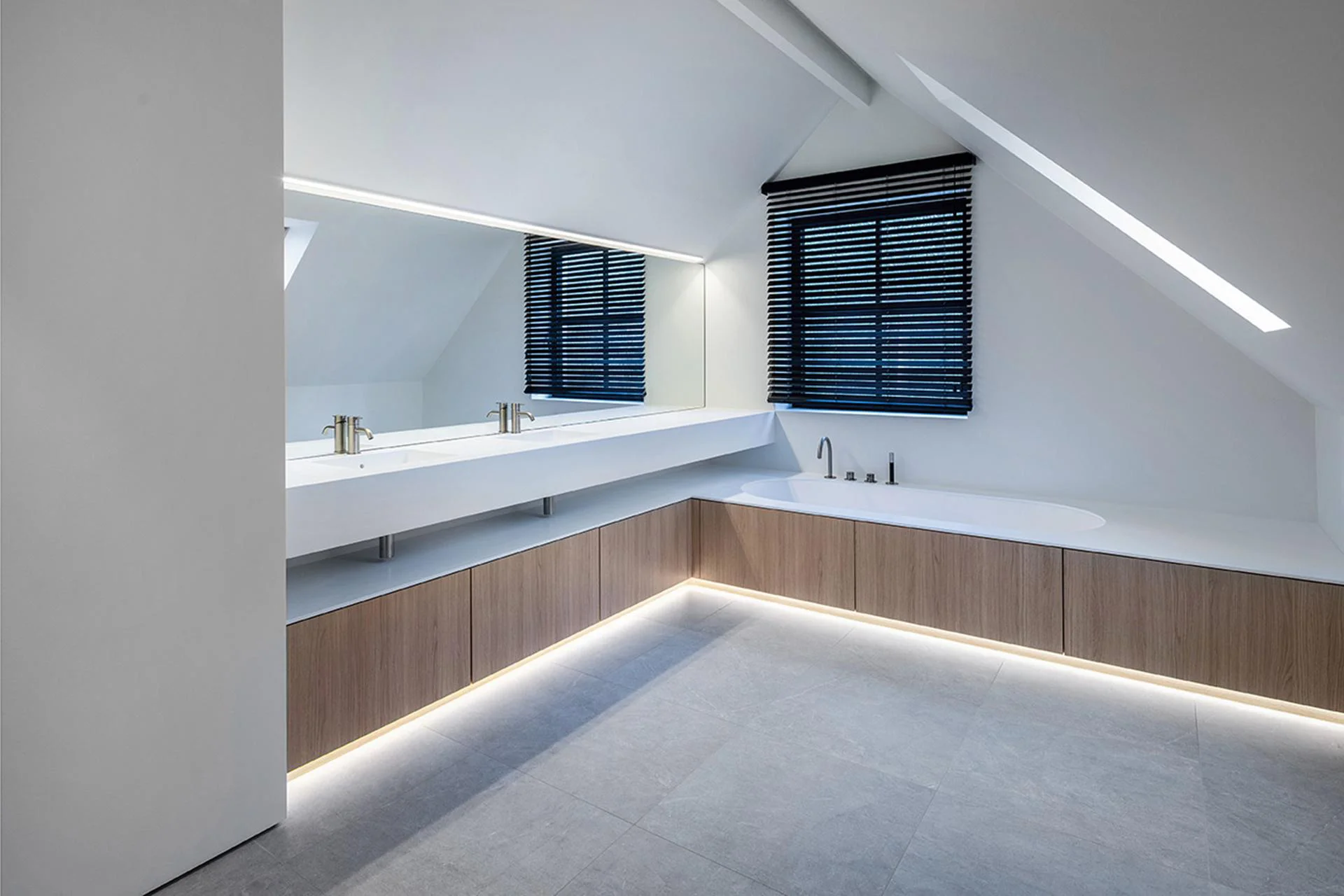 Strak badkamer meubel op maat in naturel eik hout met witte tabletten en bad