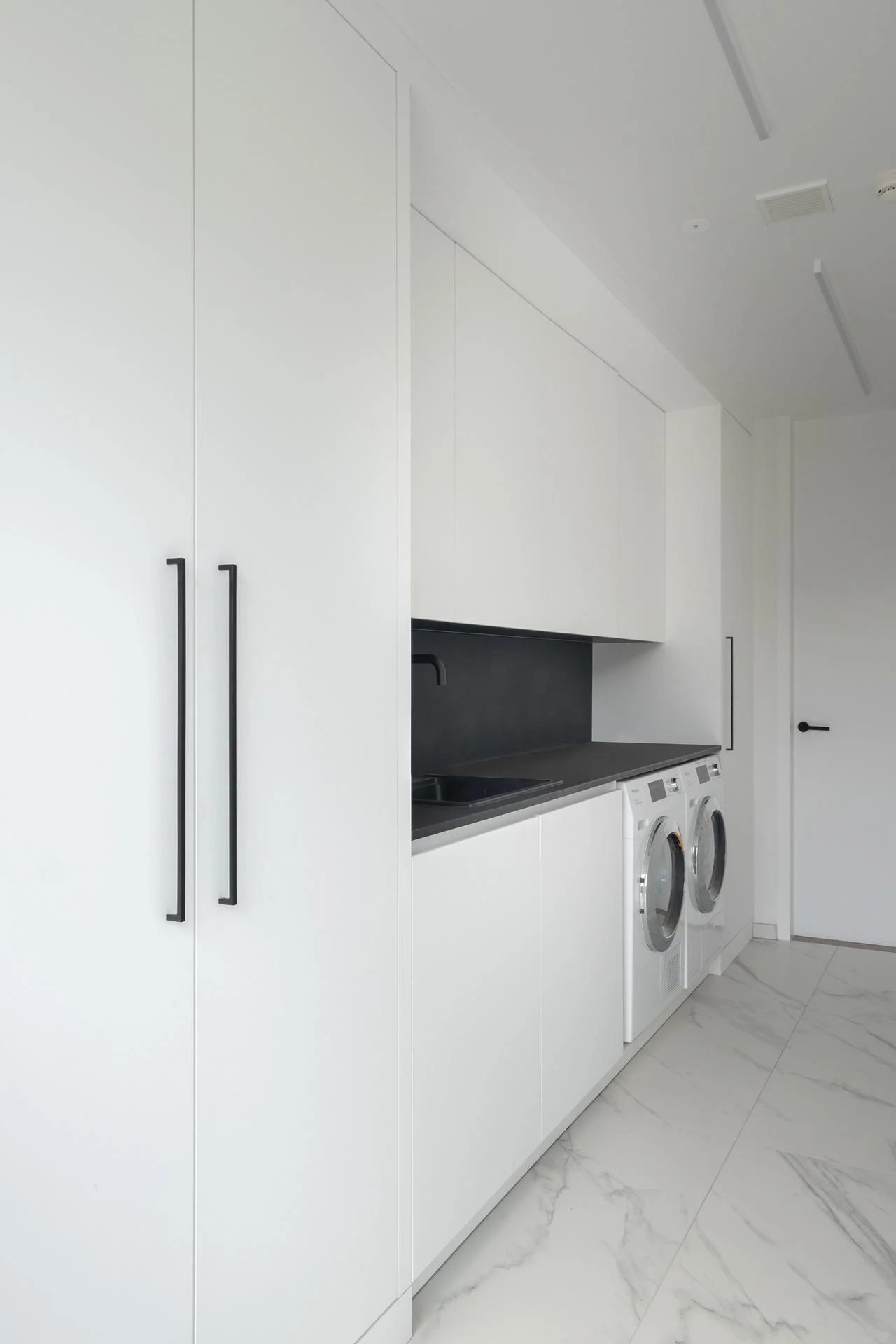 Open of gesloten kasten en nis in bijkeuken en wasberging